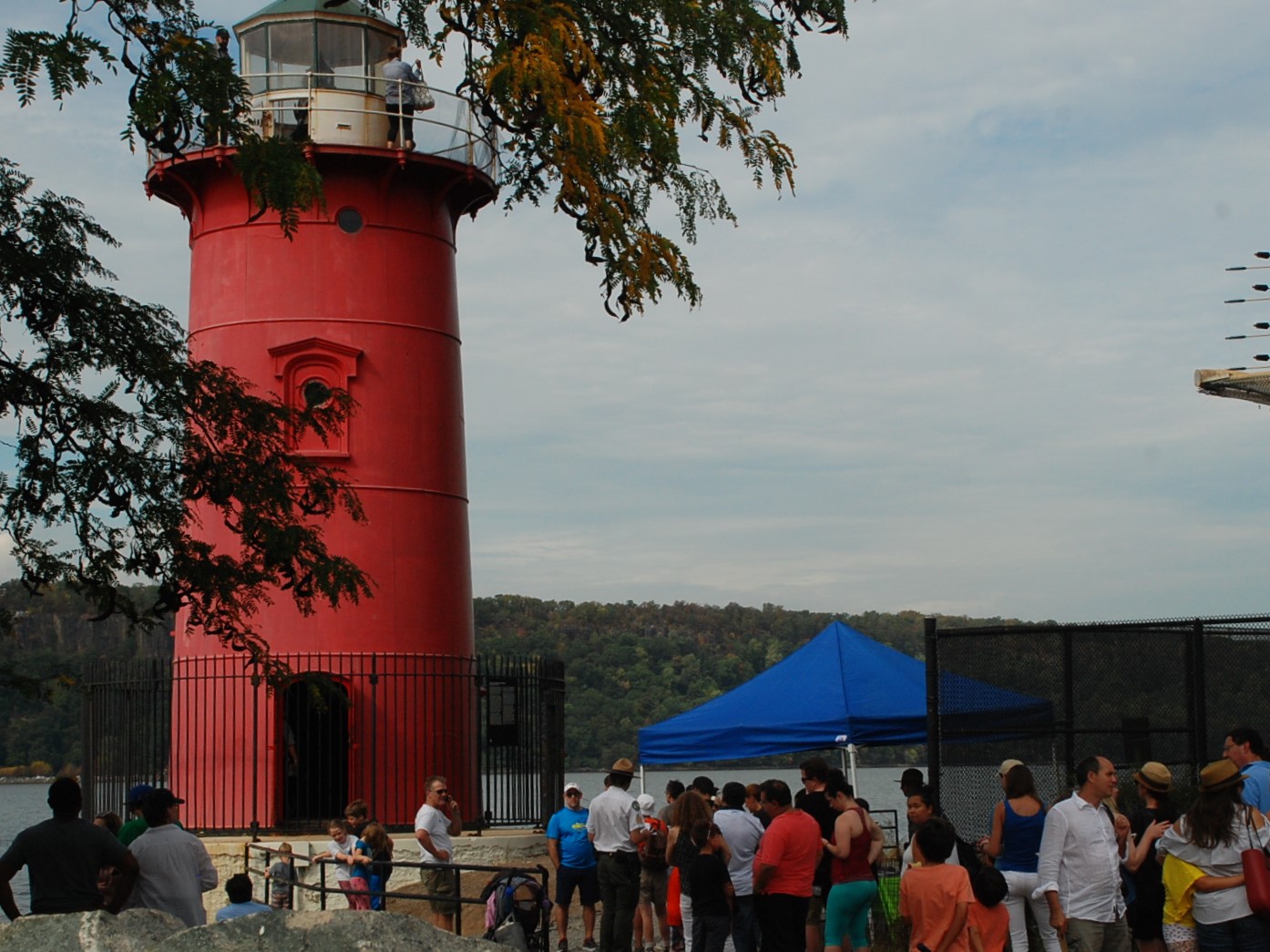 People gather at annual Little Red Lighthouse Festival