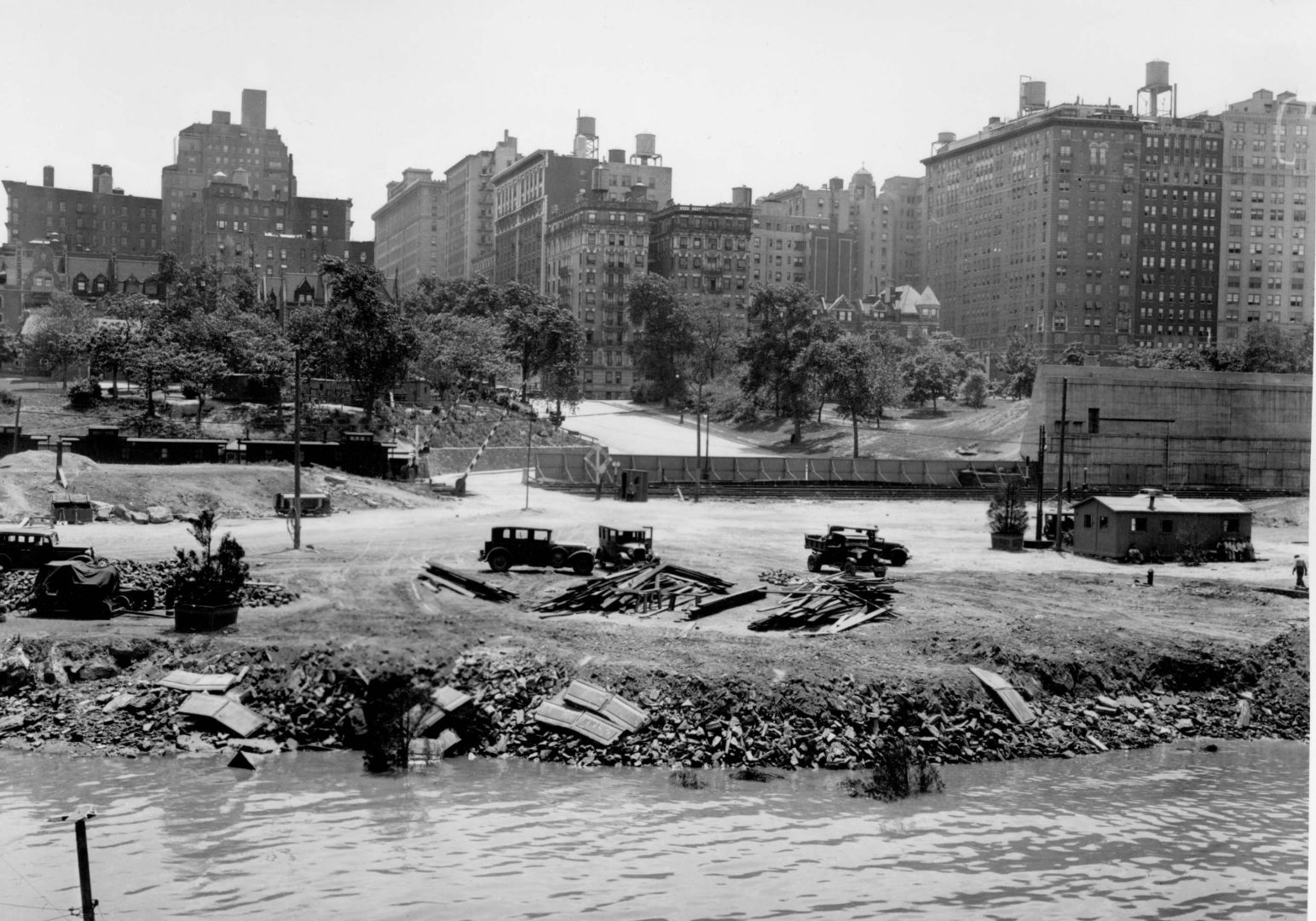 Old fashioned cars parked at a jagged shoreline at 79th Street on the west side